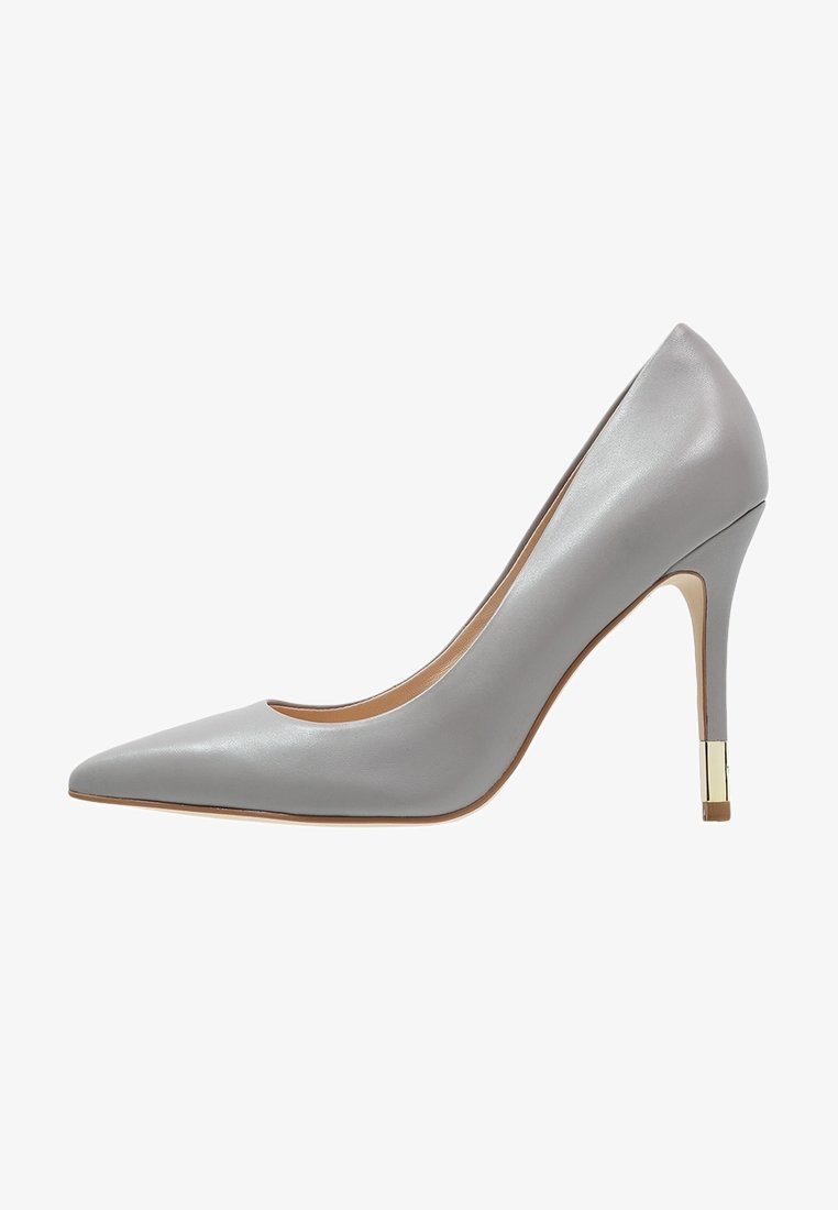 Escarpin à talon haut en cuir gris à bout pointu avec un talon stiletto fin et un petit détail doré près de la semelle.