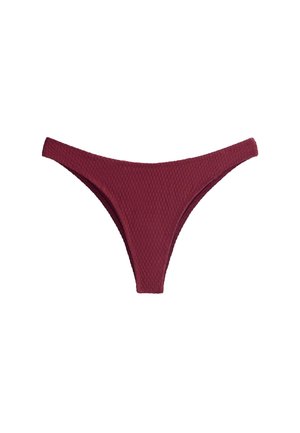 Slip bikini in tessuto bordeaux con trama, dal taglio a vita bassa e lati stretti su sfondo bianco.