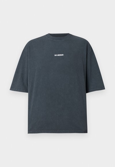 Tmavošedé oversized tričko z bavlny s kulatým výstřihem. Na přední straně je bílý nápis "HAN KJØBENHAVN".