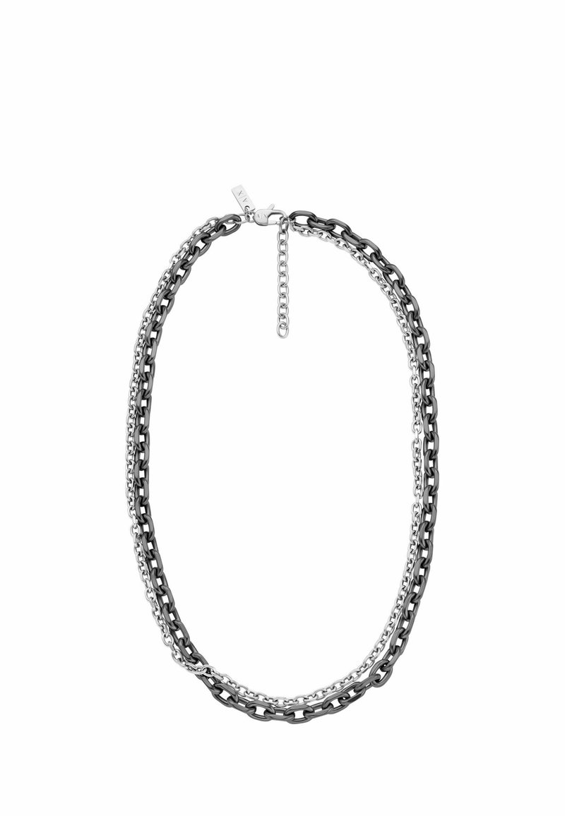 Sølv- og sort metal kædedesign med lagdelte led af forskellige størrelser, udstyret med en hummerlås og forlængerkæde for justerbar længde.