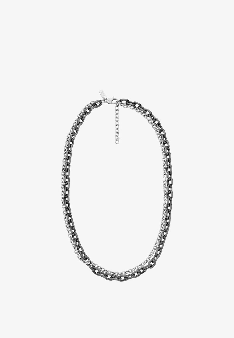 Sølv- og sort metal kædedesign med lagdelte led af forskellige størrelser, udstyret med en hummerlås og forlængerkæde for justerbar længde.