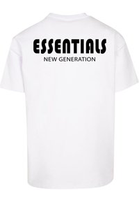 T-shirt en coton blanc avec un texte noir en gras au dos : "ESSENTIELS NOUVELLE GÉNÉRATION." Design classique à col rond, manches courtes.