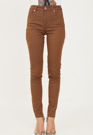 Braune, hoch sitzende Skinny-Jeans aus weichem, dehnbarem Material, mit Vordertaschen, Knopfverschluss und glatter Textur.