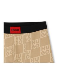 Μπεζ boxer briefs με καρό μοτίβο της λέξης "HUGO", με μαύρη ζώνη μέσης που φέρει κόκκινη ετικέτα "HUGO".