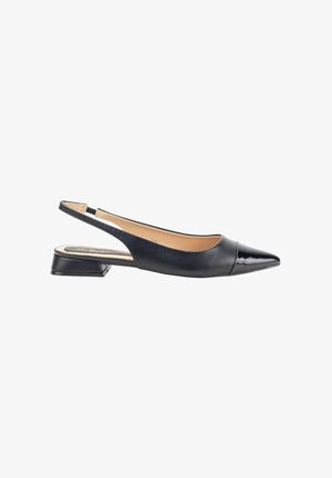Zapato negro de tacón tipo slingback con punta afilada, hecho de cuero suave con un ligero brillo, que presenta un bajo tacón cuadrado y un diseño minimalista.