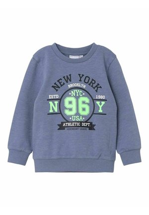 Sweatshirt gris en matériau polaire avec texte noir et vert néon. Le design comprend "NEW YORK 96" et des graphiques du département athlétique.