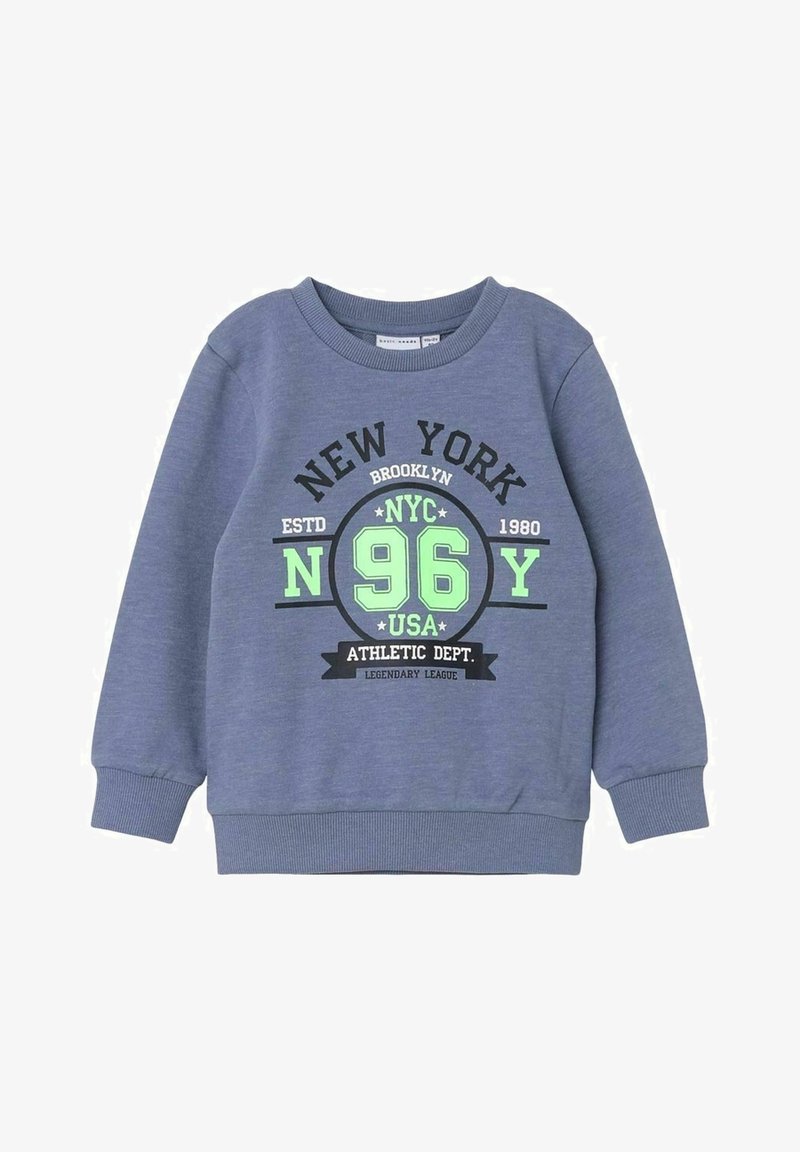 Sweatshirt gris en matériau polaire avec texte noir et vert néon. Le design comprend "NEW YORK 96" et des graphiques du département athlétique.