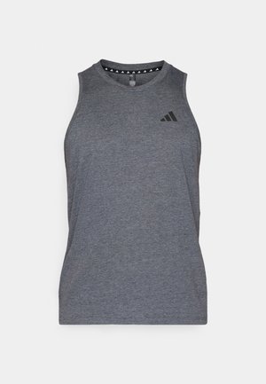 Débardeur de sport gris en tissu léger, avec un col rond et un logo de la marque noir sur la poitrine gauche.