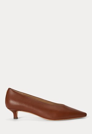 Chaussure en cuir marron à bout pointu, petit talon kitten bas, finition lisse et talon fin sur fond blanc.