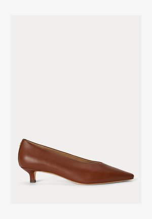Chaussure en cuir marron à bout pointu, petit talon kitten bas, finition lisse et talon fin sur fond blanc.