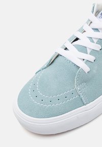 Helles blaues Wildledersneaker mit weißen Schnürsenkeln, perforierten Akzenten und kontrastierenden Nähten. Verfügt über eine Gummiaußensohle und ein rundes Zehendesign.