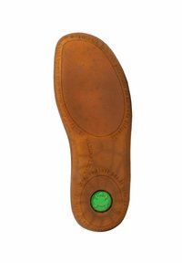 Semelle intérieure de chaussure en caoutchouc marron avec une surface texturée, comportant un logo de grenouille verte et un détail circulaire au centre.