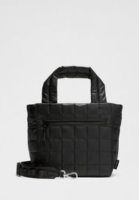 Schwarze gesteppte Tragetasche mit zwei kurzen Griffen und abnehmbarem Schultergurt. Verfügt über eine Reißverschluss-Tasche auf der Vorderseite und eine glatte Textur.