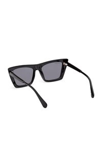 Occhiali da sole black cat-eye con lenti grigio scuro e montatura lucida, mostrati da una vista posteriore leggermente angolata su uno sfondo bianco.