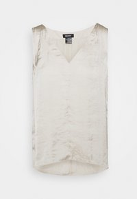 Top senza maniche in satin beige con scollo a V, caratterizzato da una texture liscia, un leggero lucido e un orlo asimmetrico. Etichetta del marchio: DKNY.