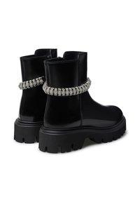 Stivaletti alla caviglia in vernice nera con suola in gomma spessa e una decorativa catena di cristalli avvolta attorno alla caviglia.