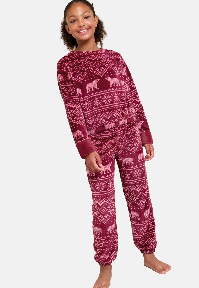 Conjunto de pijama de forro polar con patrón rojo y rosa que presenta osos polares y diseños geométricos. Incluye una camiseta de manga larga y pantalones elásticos.