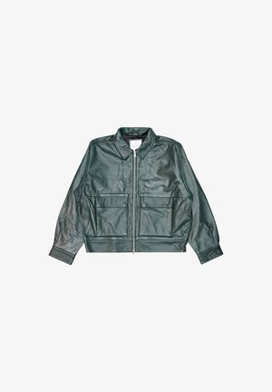 Giacca in pelle verde con zip frontale, colletto a punte e due grandi tasche anteriori, dalla silhouette leggermente accorciata e maniche lunghe.