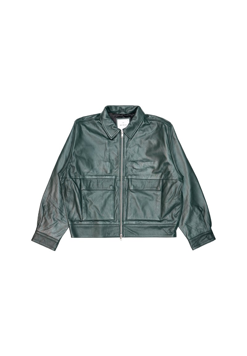 Giacca in pelle verde con zip frontale, colletto a punte e due grandi tasche anteriori, dalla silhouette leggermente accorciata e maniche lunghe.