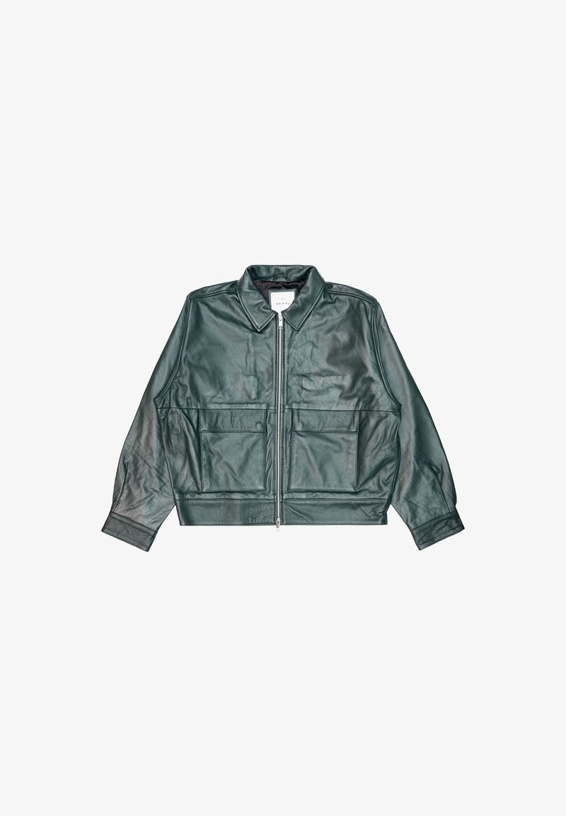 Giacca in pelle verde con zip frontale, colletto a punte e due grandi tasche anteriori, dalla silhouette leggermente accorciata e maniche lunghe.
