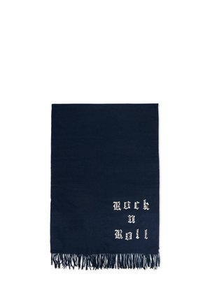 Bufanda azul marino con bordes con flecos, que presenta el texto "Rock n Roll" en blanco en una fuente estilizada y en negrita. Textura suave, forma rectangular.