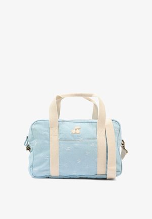 Lichtblauwe stoffen handtas met beige handvatten en riem, kleine kersenborduring aan de voorkant, rechthoekige vorm met ritssluiting.