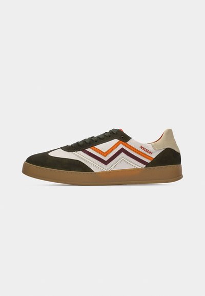 Baskets basses avec empiècements en daim olive, panneaux en tissu blanc, rayures en zigzag orange et bordeaux, semelle en gomme et logo "MISSONI" sur le talon.