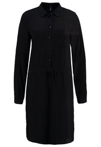 Czarna sukienka z długim rękawem, z kołnierzykiem, zapinana na guziki z przodu, z dwoma kieszeniami na piersi oraz ściągaczem w talii dla regulowanego dopasowania.