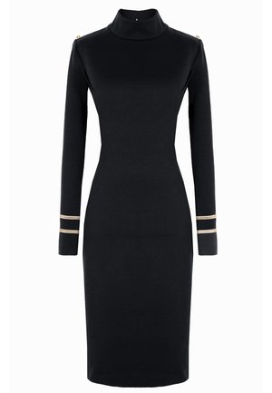 Czarna długa sukienka z długim rękawem i wysokim kołnierzem, z złotymi akcentami na ramionach i złotymi paskami na rękawach. Gładka faktura materiału.