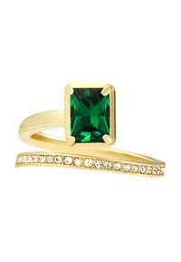 Anillo de oro con una gran piedra preciosa rectangular verde y una banda retorcida adornada con pequeñas piedras transparentes a lo largo de un borde.