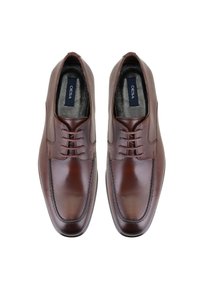 Bruine leren dresschoenen met een gladde afwerking, voorzien van een vetersluiting, ronde neus en subtiele stiksels langs de randen.