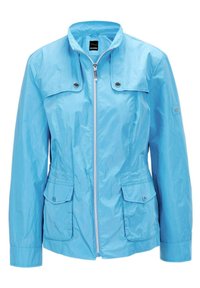 Hellblauer Windbreaker mit Reißverschluss vorne, Schulterklappen, zwei Fronttaschen und einer glatten, glänzenden Textur.