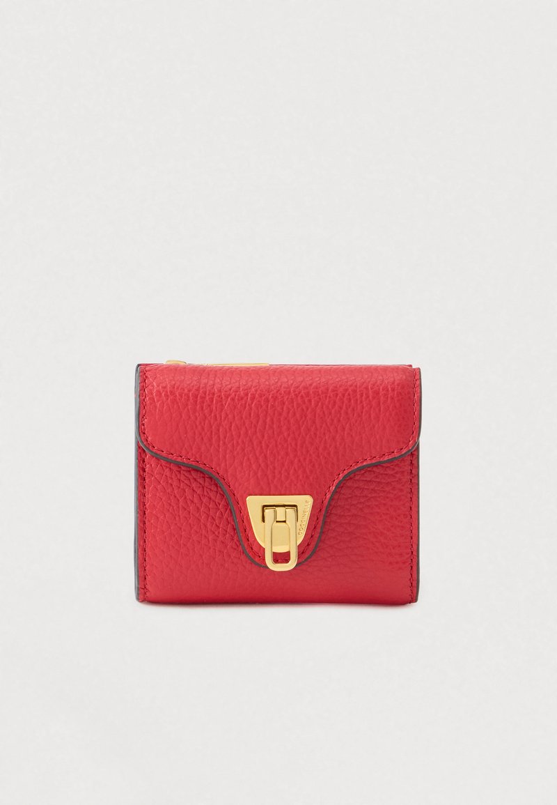 Červená texturovaná kožená peněženka se zlatým kovovým zapínáním, obdélníkového tvaru a zakřiveným klopovým uzávěrem, vystavená na bílém pozadí.