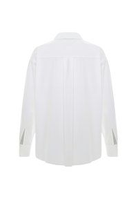 Camicia bianca a maniche lunghe con colletto abbottonato, dettaglio con pieghe sul retro e polsini con spacco laterale, realizzata in tessuto morbido.