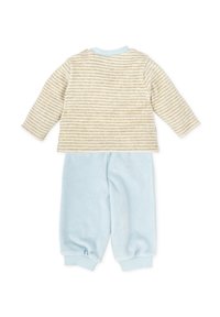 Conjunto de dos piezas para bebé que incluye una camiseta de manga larga a rayas beige y pantalones de forro polar azul claro con puños elásticos y cuello acanalado.