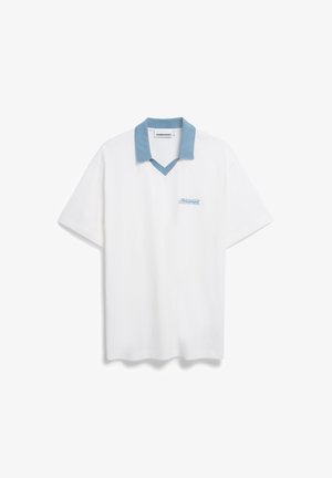 Weißes Poloshirt mit blauem Kragen, kurzen Ärmeln und V-Ausschnitt. Mit gesticktem Logo auf der linken Brustseite.