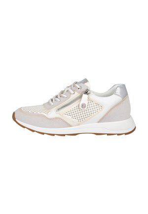 Zapatillas beige y blancas con material perforado, detalles en ante gris y accesorios de metal plateado, que cuentan con un zipper lateral y una suela acolchada.