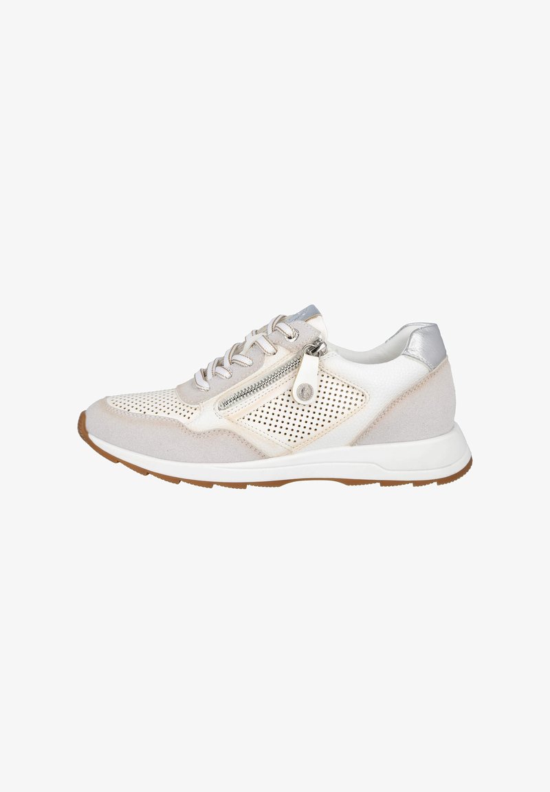 Zapatillas beige y blancas con material perforado, detalles en ante gris y accesorios de metal plateado, que cuentan con un zipper lateral y una suela acolchada.