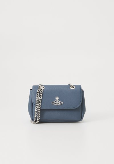 Sac à main en faux cuir texturé bleu avec une bandoulière en chaîne argentée et un accent de logo à l'avant. Fermeture à cliquet avec un design à rabat.