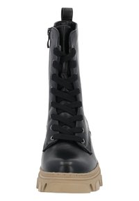 Stivale alla caviglia in pelle nera con lacci frontali, superficie texturizzata e suola spessa color tan. Cerniera laterale per una facile vestibilità.