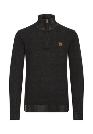 Svart stickad tröja med hög krage och halv dragkedja, med ribbade mudd och nederkant, samt en liten brun logopatch på bröstet.