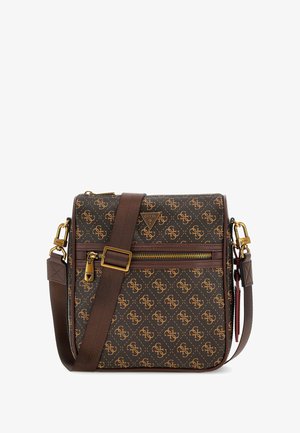 Braune Guess Umhängetasche mit Monogramm-Muster, Frontreißverschlusstasche, verstellbarem Riemen und Beschlägen in Goldoptik.
