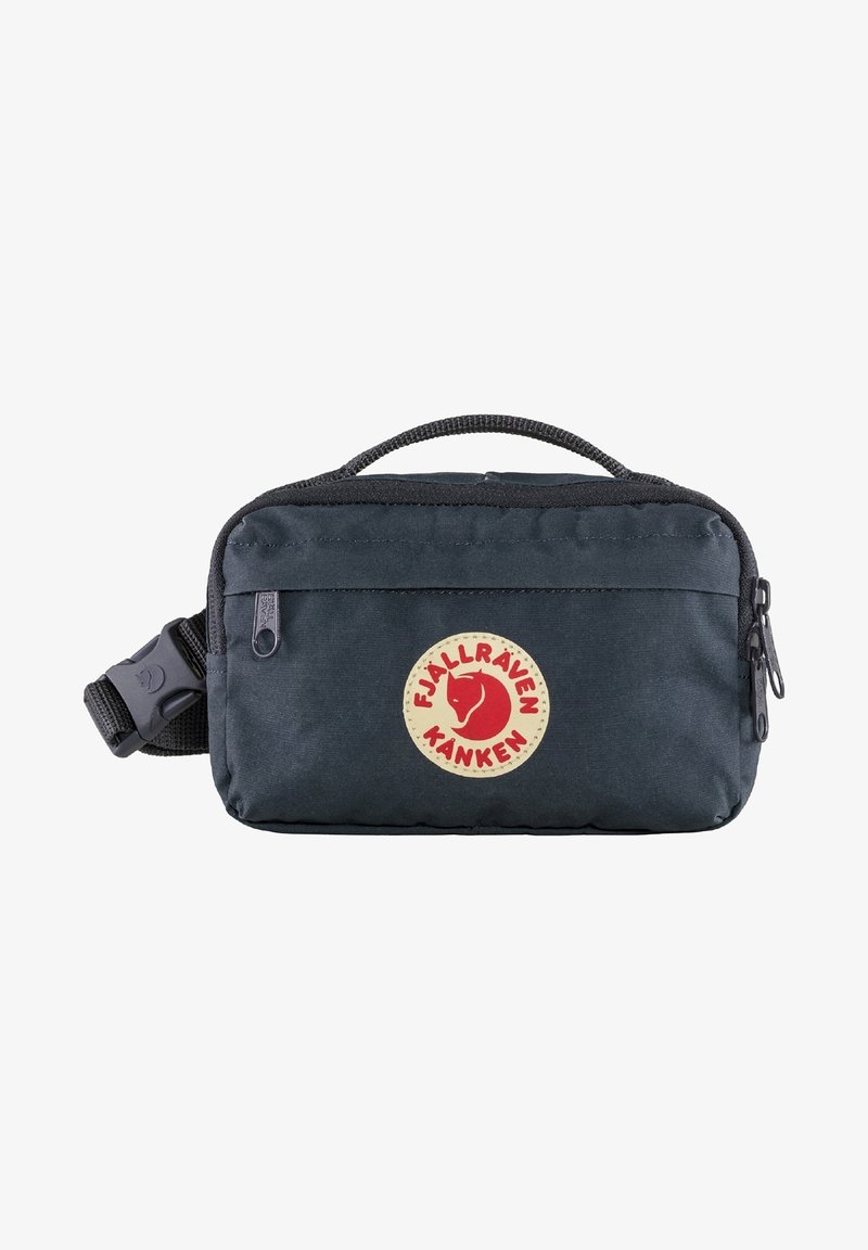Pequena bolsa Kånken preta da Fjällräven com bolso frontal com fecho, pega de tecido na parte superior e alça lateral ajustável com fivela.