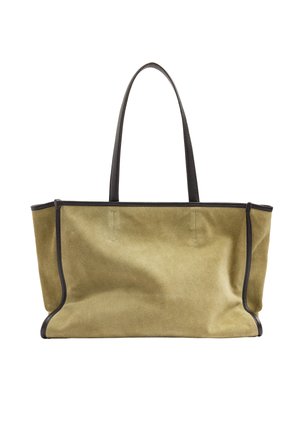 Duża torebka typu tote z oliwkowozielonego zamszu z ciemnobrązowymi skórzanymi wykończeniami i długimi uchwytami, na białym tle.