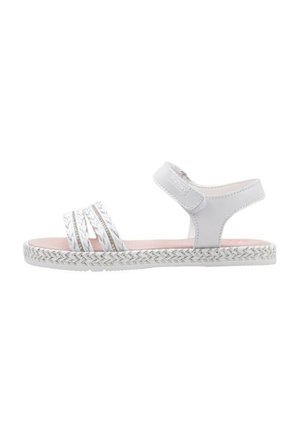 Sandalia blanca con múltiples correas trenzadas y una correa de velcro en el tobillo. Presenta una plantilla rosa y una suela texturizada y con patrón.