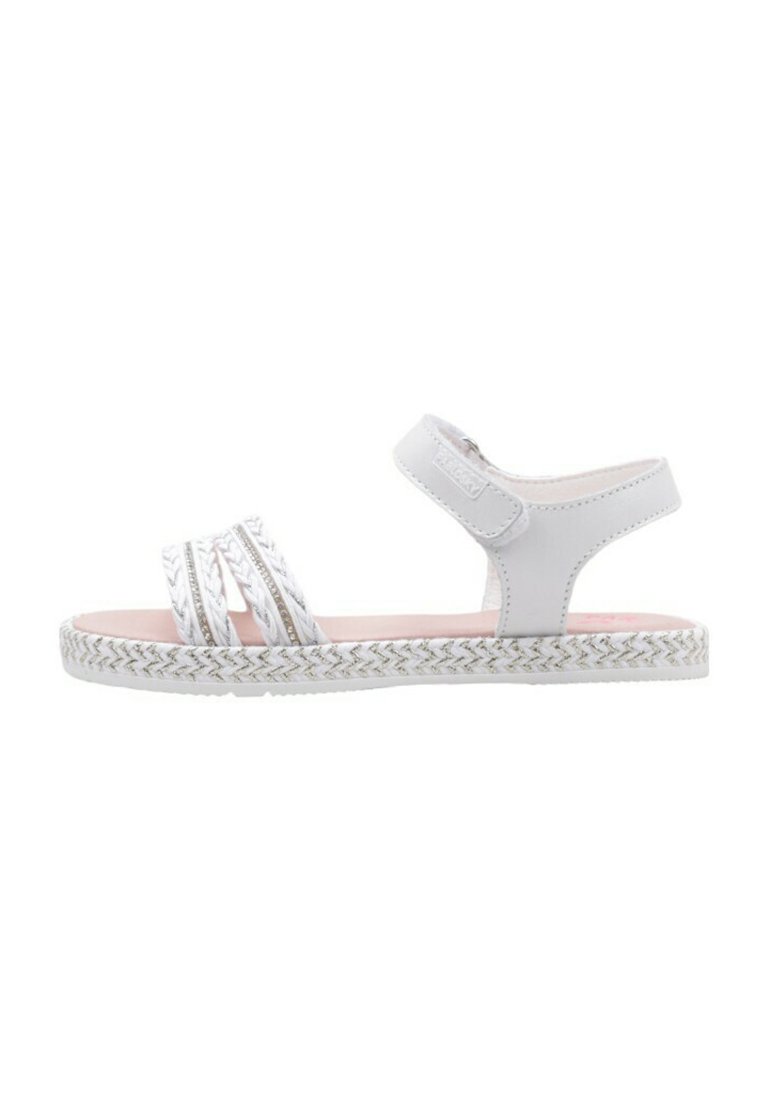 Sandalia blanca con múltiples correas trenzadas y una correa de velcro en el tobillo. Presenta una plantilla rosa y una suela texturizada y con patrón.