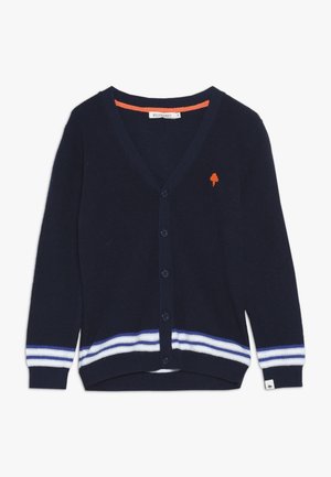 Cardigan blu navy con bottoni e scollo a V, strisce bianche e blu su polsini ed orlo, e piccolo logo di un albero arancione sul petto.