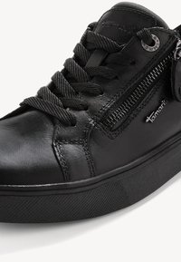 Baskets en cuir noir avec semelle en caoutchouc texturé, bout rond et lacets à l'avant. Présente une fermeture éclair argentée et un logo sur le côté.