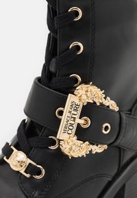 Versace Jeans Couture Šněrovací kotníkové boty - black