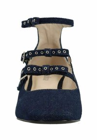 Marineblauwe canvas Mary Jane-schoenen met drie in hoogte verstelbare gespen en metalen oogjes. Strakke, afgeronde neus en platte zool.